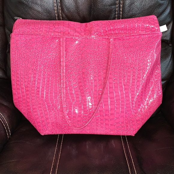 Pink cooler bag used 1 time no rips or holes - Picture 1 of 4